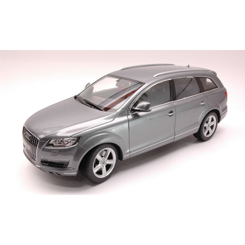 AUDI Q 7 2006 SILVER 1:18 Welly Auto Stradali Modellino