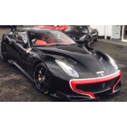 FERRARI F12 TDF SPECIAL SERIES BLACK WITH RED LIVERY C/VETRINA 1:18 Looksmart Auto Stradali Modellino