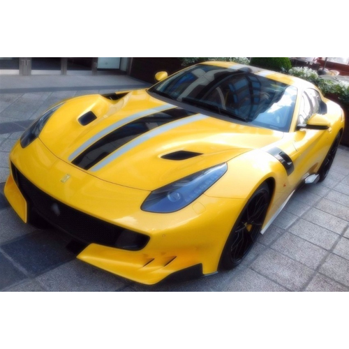 FERRARI F12 TDF SPECIAL SERIES YELLOW WITH BLACK SILVER LIVERY C/VETRINA 1:18 Looksmart Auto Stradali Modellino