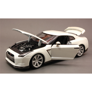NISSAN GTR 2009 WHITE 1:18 Burago Auto Stradali Modellino