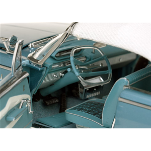 PLYMOUTH FURY CLOSED CONVERTIBLE 1960 METALLIC BLUE WITH WHITE ROOF 1:18 SunStar Auto Stradali Modellino