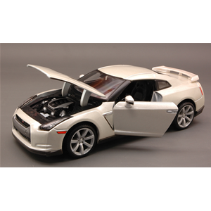 NISSAN GT-R 2009 PEARL 1:24 Maisto Auto Stradali Modellino
