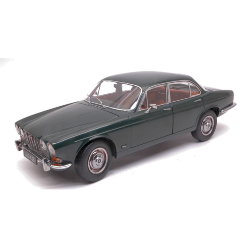 JAGUAR XJ6 SERIES 1 4.2 1971 RHD BRITISH RACING GREEN 1:18 Paragon Models Auto Stradali Modellino