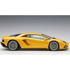 LAMBORGHINI AVENTADOR S 2017 METALLIC YELLOW 1:18 AutoArt Auto Stradali Modellino