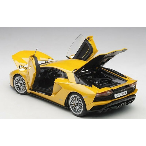 LAMBORGHINI AVENTADOR S 2017 METALLIC YELLOW 1:18 AutoArt Auto Stradali Modellino