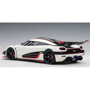 KOENIGSEGG ONE:1 2014 PEBBLE  WHITE/CARBON BLACK 1:18 AutoArt Auto Stradali Modellino