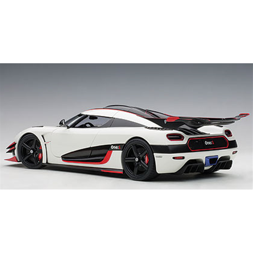 KOENIGSEGG ONE:1 2014 PEBBLE  WHITE/CARBON BLACK 1:18 AutoArt Auto Stradali Modellino