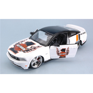 FORD MUSTANG GT 2011 HARLEY DAVIDSON WHITE/BLACK 1:24 Maisto Tuning Modellino