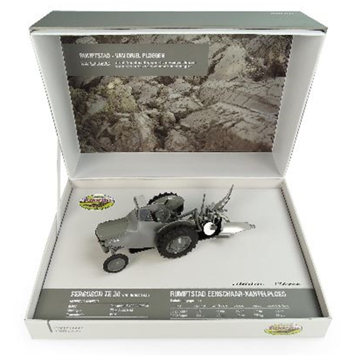 COFANETTO TRATTORE FERGUSON TEA 20 + ARATRO 1:32 Universal Hobbies Mezzi Agricoli e Accessori Modellino