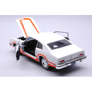 FORD MAVERICK 1974 "FORGETTEN CLASSIC SERIES" WHITE W/ORANGE STRIPES 1:24 MotorMax Auto Stradali Modellino