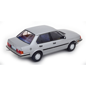 VOLVO 360 1987 SILVER-GREY METALLIC 1:18 Triple 9 Auto Stradali Modellino