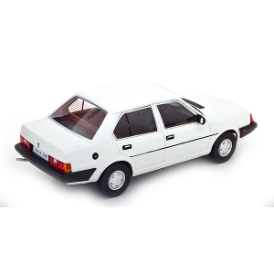 VOLVO 360 1987 WHITE 1:18 Triple 9 Auto Stradali Modellino