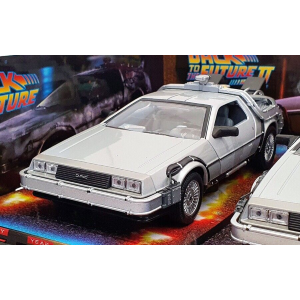 DE LOREAN BACK TO THE FUTURE GIFT BOX WITH PART 1 + 2 + 3 1:24 Welly Movie Modellino