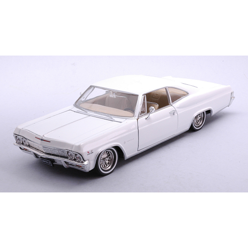 CHEVROLET IMPALA SS396 COUPE' 1965 LOW RIDER WHITE 1:24 Welly Auto Stradali Modellino