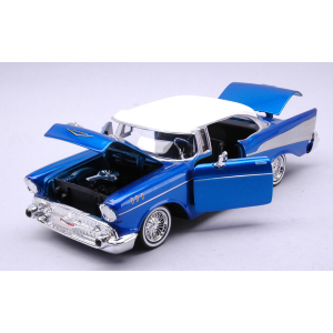 CHEVROLET BEL AIR "GET LOW" SERIES W/VISOR 1957 CANDY BLUE/WHITE 1:24 MotorMax Auto Stradali Modellino