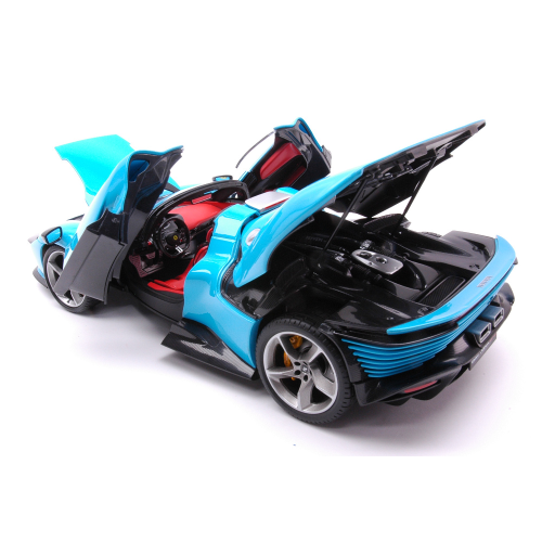 FERRARI DAYTONA SP3 2022 LIGHT BLUE SIGNATURE W/OPENINGS 1:18 Burago Auto Stradali Modellino