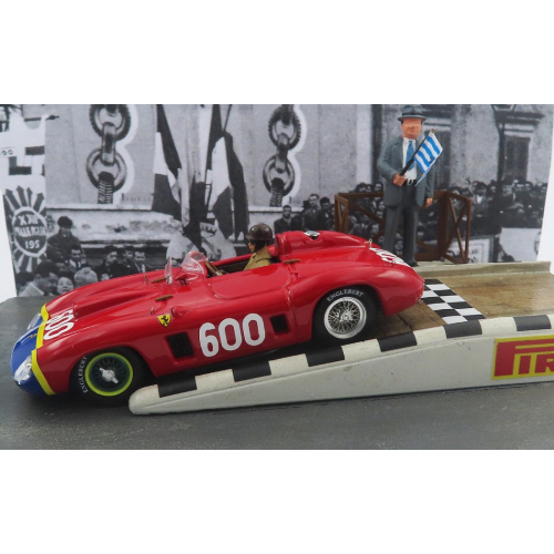 FERRARI 290 MM N.600 MILLE MIGLIA 1956 J.M.FANGIO START DIORAMA 1:43 Art Model Auto Competizione Modellino