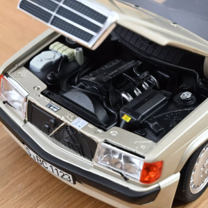 MERCEDES 190 E 2.3-16 1984 SMOKE SILVER METALLIC 1:18 Norev Auto Stradali Modellino