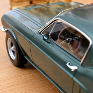 FORD MUSTANG FASTBACK 1968 SATIN GREEN METALLIC 1:12 Norev Auto Stradali Modellino