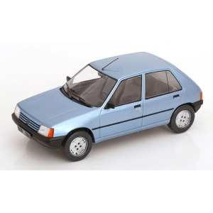 PEUGEOT 205 1984 LIGHT BLUE 1:18 ModelCarGroup Auto Stradali Modellino