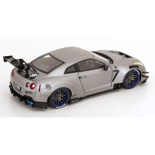 NISSAN GT-R (R35) W/LIBERTY WALK BODY KIT 2.0 2023 SILVER 1:18 Solido Auto Stradali Modellino