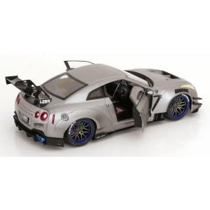 NISSAN GT-R (R35) W/LIBERTY WALK BODY KIT 2.0 2023 SILVER 1:18 Solido Auto Stradali Modellino