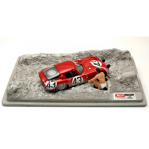 DIORAMA ALFA ROMEO TZ2 N.43 SANDTRAPP LE MANS 1965 T.ZECCOLI-J.ROSINSKI 1:43 Best Model Auto Competizione Modellino