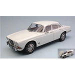 DAIMLER 250 V8 1967 WHITE 1:18 Paragon Models Auto Stradali Modellino