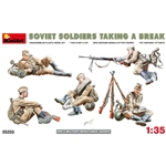 SOVIET SOLDIERS TAKING A BREAK KIT 1:35 Miniart Kit Figure Militari Modellino