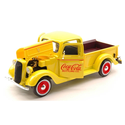 FORD PICK UP 1937 YELLOW COCA COLA 1:24 Motorcity Classics Veicoli Commerciali Modellino