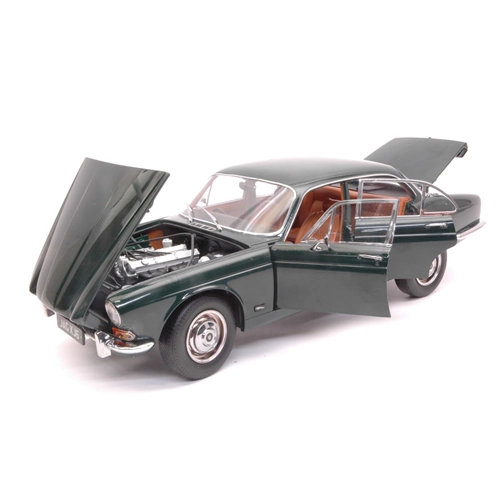 JAGUAR XJ6 SERIES 1 4.2 1971 RHD BRITISH RACING GREEN 1:18 Paragon Models Auto Stradali Modellino