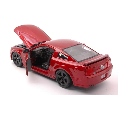 FORD MUSTANG GT 2006 RED 1:24 Maisto Auto Stradali Modellino
