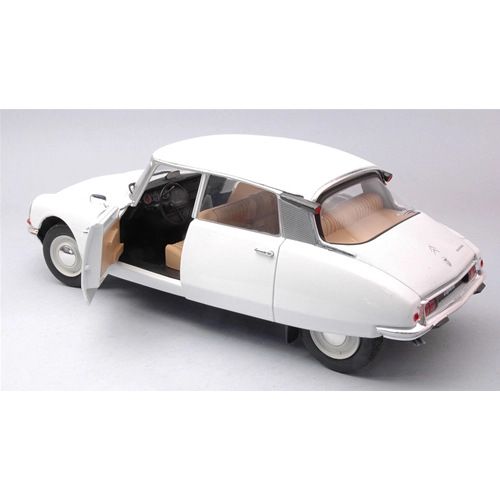 CITROEN D SPECIAL 1972 WHITE 1:18 Solido Auto Stradali Modellino