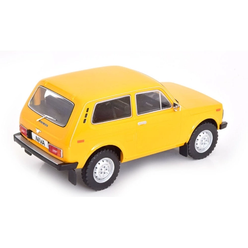 LADA NIVA 1600 (VAZ 2121) 1977 YELLOW 1:18 ModelCarGroup Auto Stradali Modellino