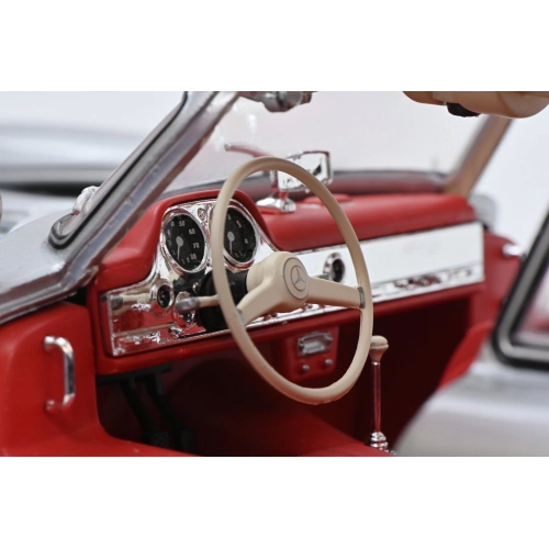MERCEDES 300 SL GULLWING 1954 SILVER (RED INTERIOR) 1:18 Schuco Auto Stradali Modellino