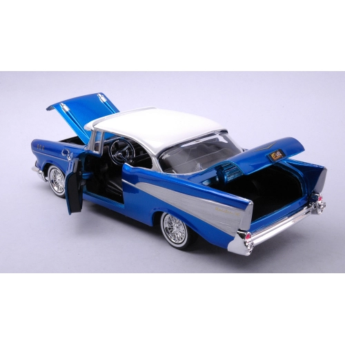 CHEVROLET BEL AIR "GET LOW" SERIES W/VISOR 1957 CANDY BLUE/WHITE 1:24 MotorMax Auto Stradali Modellino