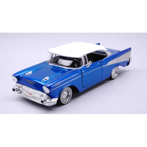 CHEVROLET BEL AIR "GET LOW" SERIES W/VISOR 1957 CANDY BLUE/WHITE 1:24 MotorMax Auto Stradali Modellino