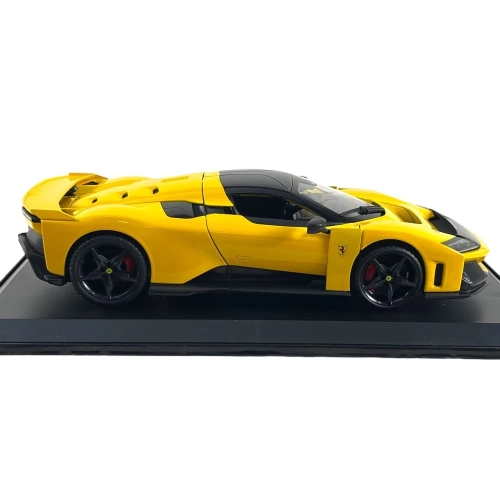 FERRARI F80 2024 YELLOW 1:18 Burago Auto Stradali Modellino