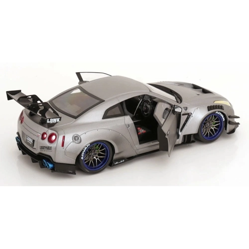 NISSAN GT-R (R35) W/LIBERTY WALK BODY KIT 2.0 2023 SILVER 1:18 Solido Auto Stradali Modellino